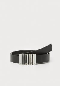 Crni kožni pojas s elegantnom srebrnom pravokutnom kopčom s izmjeničnim segmentima. Glatka tekstura, minimalistički dizajn.