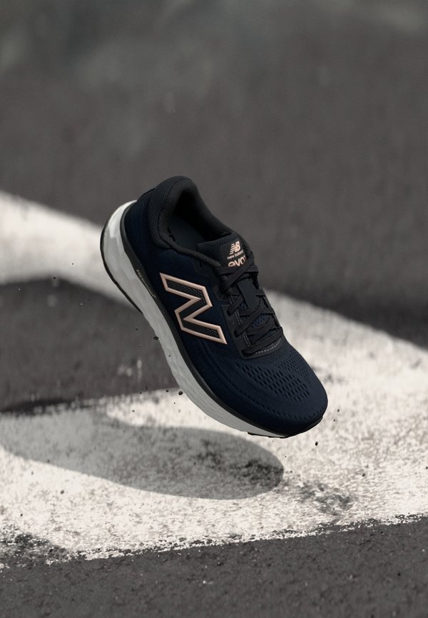 FRESH FOAM X EVOZ V4 - Road running shoes - phantom