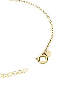 Pulsera de cadena de metal dorado con eslabones ovalados, un cierre de langosta y una pequeña etiqueta de marca adjunta.