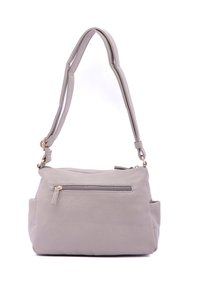 Borsa a tracolla grigia in pelle con superficie testurizzata, tasca frontale con zip e tracolla larga regolabile. Presenta dettagli in metallo color oro.