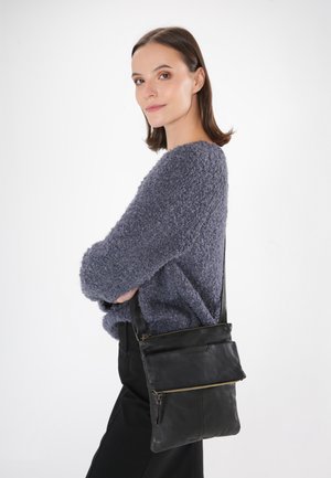 Czarna skórzana torba na ramię z teksturowanym wykończeniem, z przednią kieszonką na zamek błyskawiczny i długim regulowanym paskiem. Minimalistyczny design.