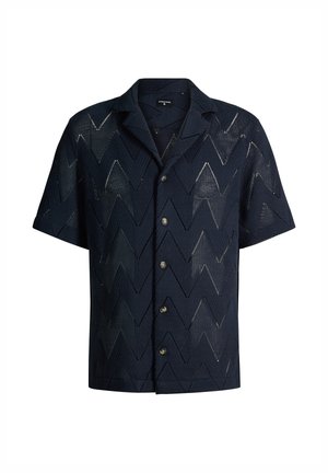 Camicia blu navy a maniche corte con bottoni, motivo a rete a zigzag e colletto a punta su sfondo bianco.