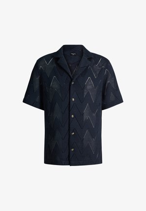 Marineblauw overhemd met korte mouwen, knoopsluiting, zigzag mesh patroon en puntige kraag op witte achtergrond.