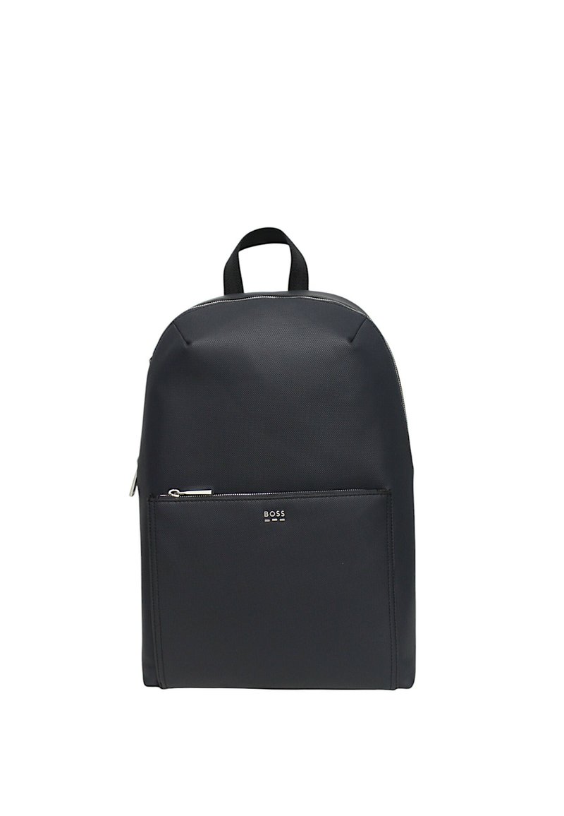 Sac à dos noir en tissu texturé, de forme arrondie, avec une poche zippée à l'avant et une poignée supérieure. Détail de logo minimaliste à l'avant.