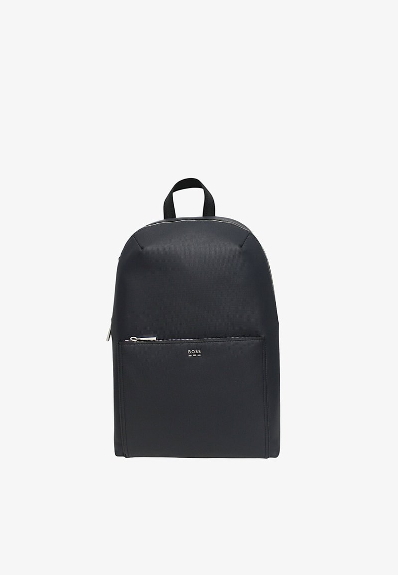 Sac à dos noir en tissu texturé, de forme arrondie, avec une poche zippée à l'avant et une poignée supérieure. Détail de logo minimaliste à l'avant.