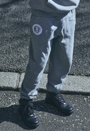 NBA BROOKLYN NETS LEAGUE ESSENTIALS JOGGER - Club wear - grey