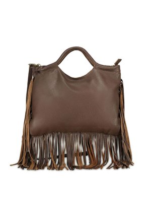 Sac à main en cuir marron avec une poignée courbée et de longs détails en franges le long du bas et des côtés sur fond blanc.