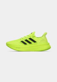 Neon groene Adidas UltraBoost hardloopschoen met zwarte strepen, ademend mesh bovenwerk en een gedempte Light Boost zool.