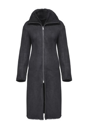 Cappotto lungo in pelliccia shearling nera con chiusura a zip e cappuccio. Presenta una consistenza morbida e maniche ampie, che arrivano a metà polpaccio.