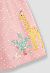 JoJo Maman Bébé REGULAR FIT - APPLIQUÉ BUTTON FRONT - Džersejové šaty - coral pink giraffe