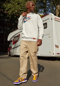 Nike Sportswear DUNK RETRO - Sapatilhas de cano alto - court purple/university gold/white