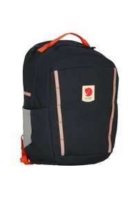 Svart tygsäck med orange detaljer, reflexband, en fram-logopatch och vadderade axelremmar för komfort.