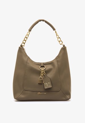 Bolso verde oliva con asa de cadena dorada, bolsillo frontal con cremallera y candado decorativo dorado y adorno con el logo que cuelgan de un anillo.