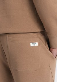 Ombre SET OF KANGAROO  - Chándal - coffee