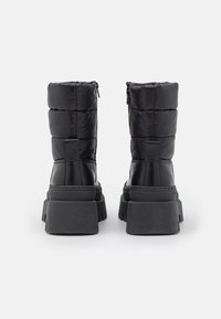 Schwarze gepolsterte Stiefel mit glänzender Oberfläche, die eine klobige Plateausohle und einen Reißverschluss auf der Rückseite haben. Strukturierte Oberseite mit gestepptem Design.