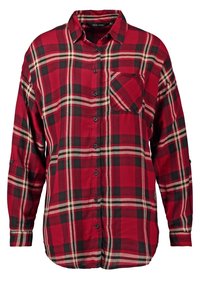 Chemise à manches longues à carreaux rouges et noirs avec poche poitrine et col, style décontracté.