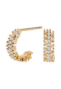 Złote kolczyki w kształcie hoop, zdobione teksturowanym wzorem, z wieloma małymi, przezroczystymi kamieniami, prezentujące zakrzywioną formę i bezpieczne zapięcie.