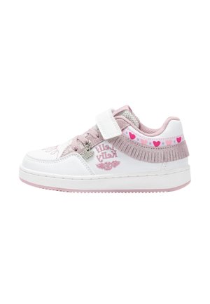 Sneaker bianca con accenti rosa, dotata di una fascia in velcro, lacci frontali, cuori ricamati e un pannello posteriore testurizzato.