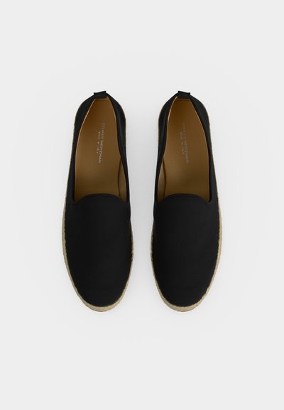 Paire d'espadrilles noires à enfiler avec une semelle en jute tressée, vue de dessus sur fond blanc.