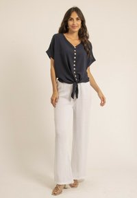 Dona x Lisa EBERTINE - Pantalon classique - blanc