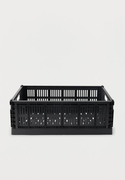 Μαύρο πλαστικό ορθογώνιο καλάθι με σχισμές στα πλαϊνά και στον πάτο, ανοιχτό επάνω μέρος και ενσωματωμένες λαβές και στις δύο πλευρές.
