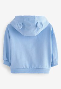 Lichtblauwe cropped hoodie met een zachte textuur, korte mouwen en een capuchon met twee ronde accenten op de achterkant. Ribgebreide zoomafwerking.