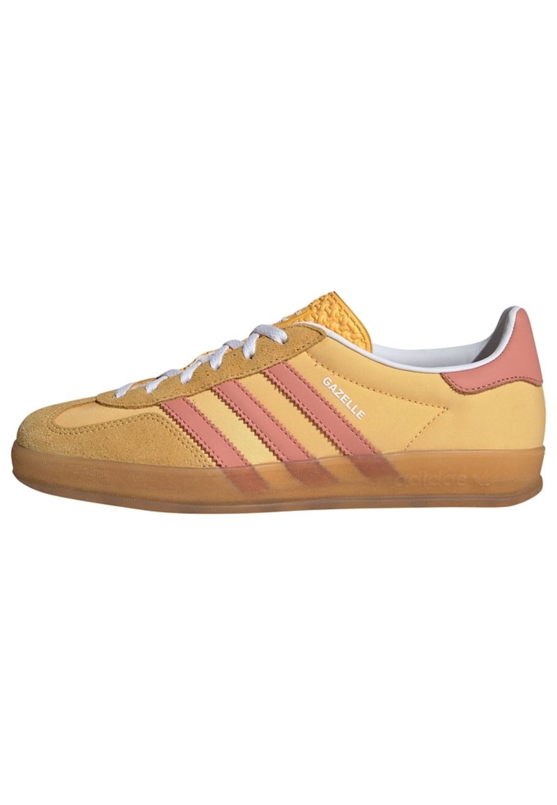 Sneaker Adidas Gazelle con una toma in suede giallo e rosa, tre strisce rosa, lacci bianchi e una suola in gomma.
