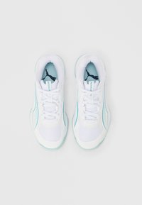 Λευκά αθλητικά παπούτσια με επάνω μέρος από πλέγμα και συνθετικό υλικό, με τυρκουάζ λεπτομέρειες και υφή στη σόλα, κορδόνια και σήμανση Puma στη γλώσσα.