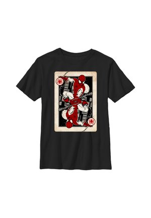 Sort T-shirt med et spillekortdesign, der viser Spider-Man i rød og hvid, der svinger i spindelvæv foran en bysilhuet.
