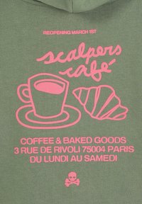 Tela verde con un diseño gráfico en rosa que presenta una taza de café, un croissant y un texto que indica la ubicación de un café y la fecha de reapertura.