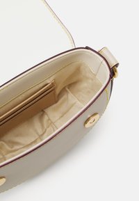 Love Moschino LOGO EYELETS - Τσάντα χειρός - avorio