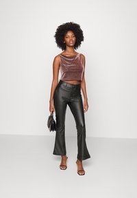 Vero Moda Petite VMAMIRA FLARED PANT - Calças - black