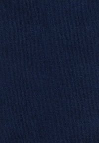 Granatowy materiał o gładkiej teksturze, z subtelnym wzorem dzianinowym. Równomierne rozmieszczenie koloru bez widocznych defektów czy ozdób.