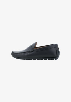 Mocassino slip-on in pelle nera con dettagli cuciti e suola in gomma segmentata, visto di lato su sfondo bianco.
