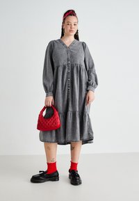 ONLY Carmakoma CARAVRIL DRESS - Džinsa auduma kleita - dark grey denim