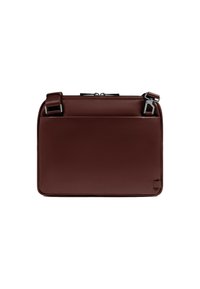 Bolso mensajero de cuero marrón con textura suave, forma rectangular, doble correa ajustable y un bolsillo frontal. Cierre de cremallera en la parte superior.