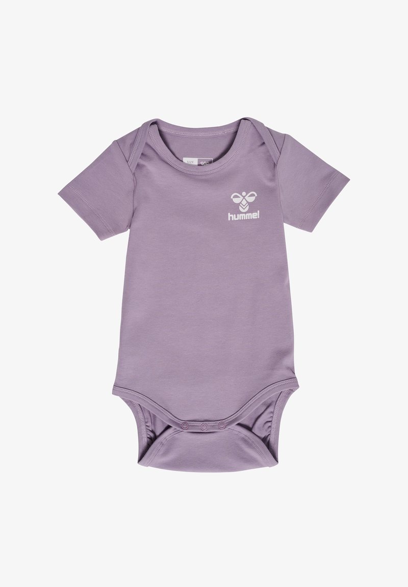 Lila kortärmad bodysuit i mjukt tyg, med rund halsringning och tryckknappslås i botten. Vit logotyp på bröstet.