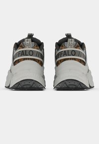 Χοντροκομμένα αθλητικά παπούτσια με γκρι και μαύρο επάνω μέρος, που διαθέτουν λεπτομέρεια με λεοπάρ μοτίβο στη φτέρνα και λουράκι με σήμα της εταιρείας. Υφή σόλας από καουτσούκ.