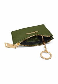 Porte-cartes en cuir vert avec une fermeture éclair dorée et un porte-clés en chaîne. Présente une texture raffinée et un logo embossé sur le devant.