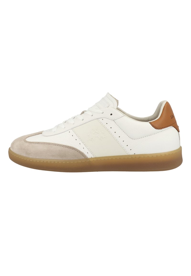 Scarpa da ginnastica bianca a taglio basso con punta in suede beige, tallone marrone chiaro, lacci bianchi e suola in gomma color cammello, vista dal lato esterno.
