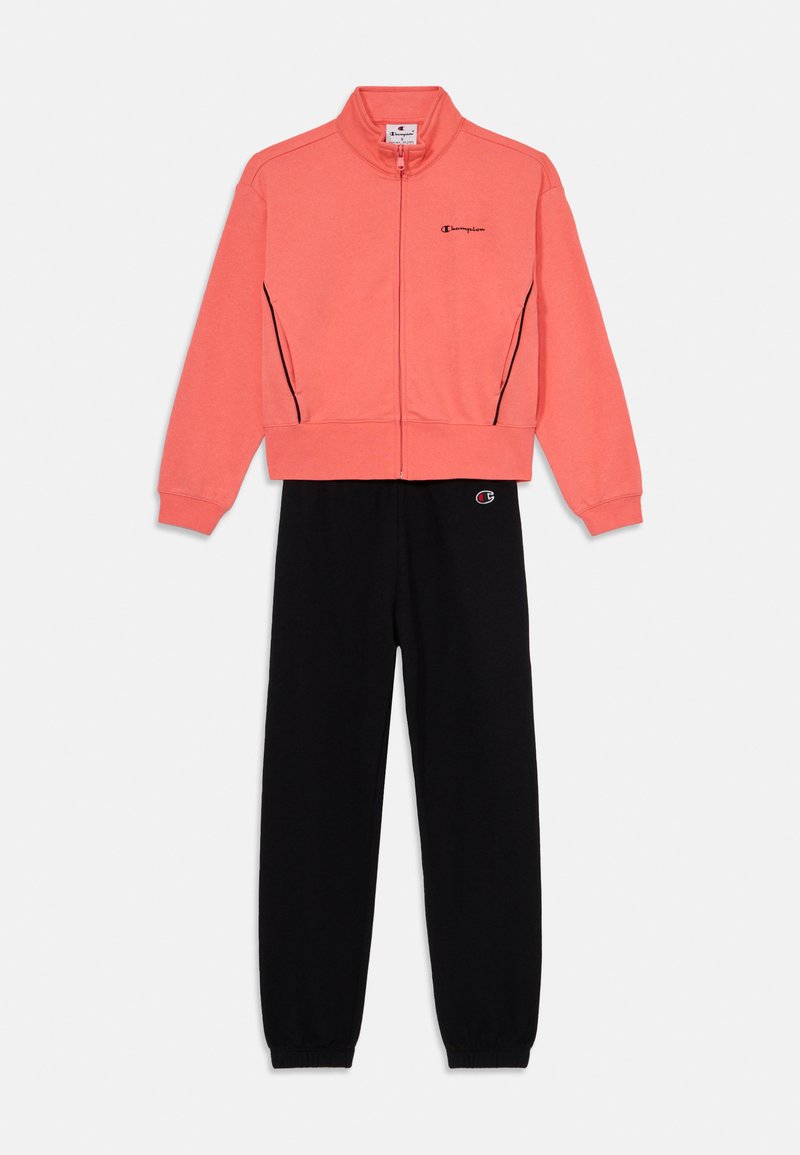 Korale bluza rozpinana z czarnymi akcentami i logo; w zestawie z czarnymi zwężanymi spodnimi dresami z elastycznymi mankietami i detalem z logo.