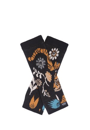 Een paar zwarte gebreide armwarmers met kleurrijke bloemen- en tijgerpatronen in oranje, wit, grijs en blauw, met Ivko merklabel.