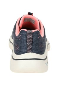 Blauer und rosa Sportschuh mit strukturiertem Obermaterial, atmungsaktiver Gestaltung, kontrastierenden schwarzen Streifen und weißer Sohle. Die Rückansicht hebt die Polsterung hervor.