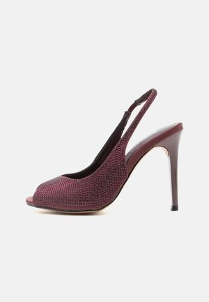 Zapato slingback de tacón alto color burdeos con puntera abierta, cubierto de pequeñas piedras de imitación, sobre un fondo blanco limpio.