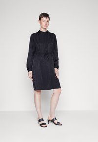 Selected Femme TYRA SHORT DRESS - Koktailové šaty/večierkové šaty - black