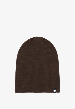Dunkelbraune gestrickte Mütze mit kleinem schwarz-weißem DC-Markenlogo am unteren Rand.