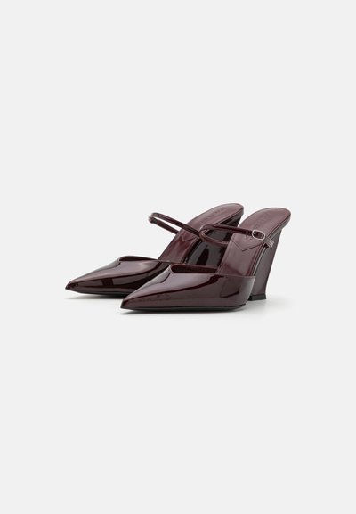 Pantofi cu toc slingback din piele lacuită burgundy, cu vârful ascuțit, un toc wedge ușor înălțat și o curea subțire în jurul gleznei.