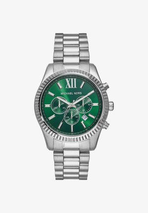 Srebrny metalowy zegarek chronograf Michael Kors z zieloną tarczą, trzema subtarczami, datownikiem, rzymską cyfrą XII oraz srebrną bransoletą z ogniw.