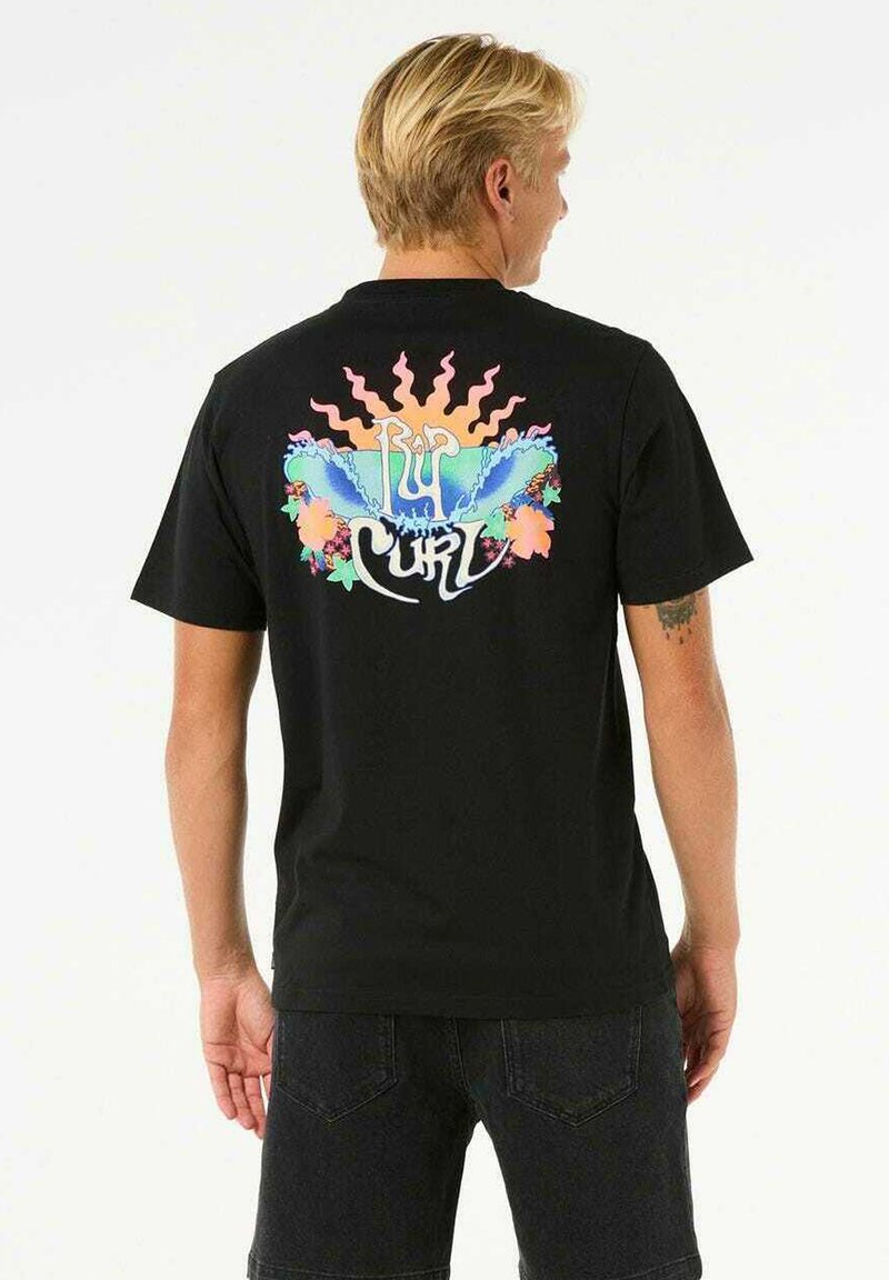 Zwarte katoenen t-shirt met een kleurrijk grafisch ontwerp op de achterkant, inclusief golven, zon en bloemenelementen in pastelkleuren.