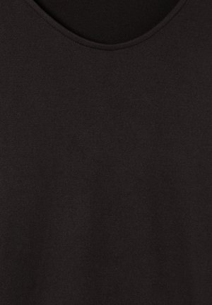 Canottiera nera con una texture morbida, caratterizzata da un collo arrotondato e senza motivi o accenti visibili. Design semplice e minimalista.